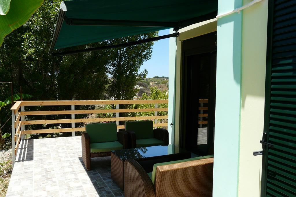 Xi Beach Villa Emmanouela מראה חיצוני תמונה