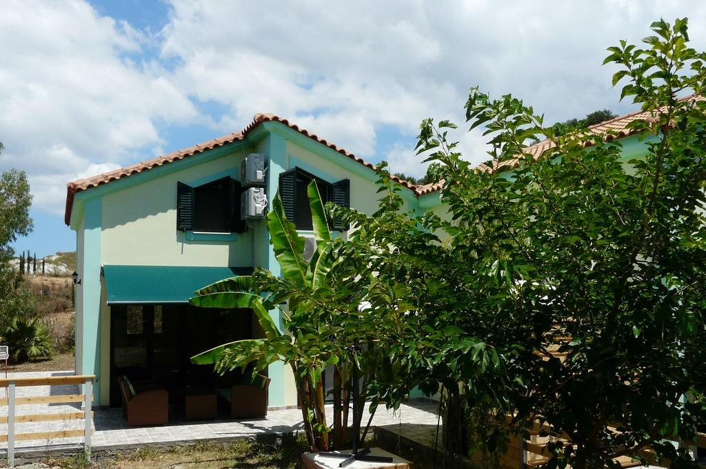 Xi Beach Villa Emmanouela מראה חיצוני תמונה