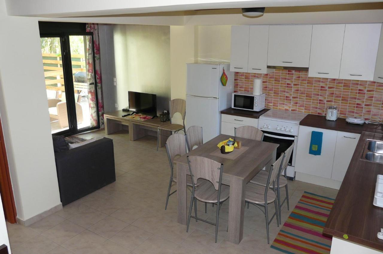 Xi Beach Villa Emmanouela מראה חיצוני תמונה