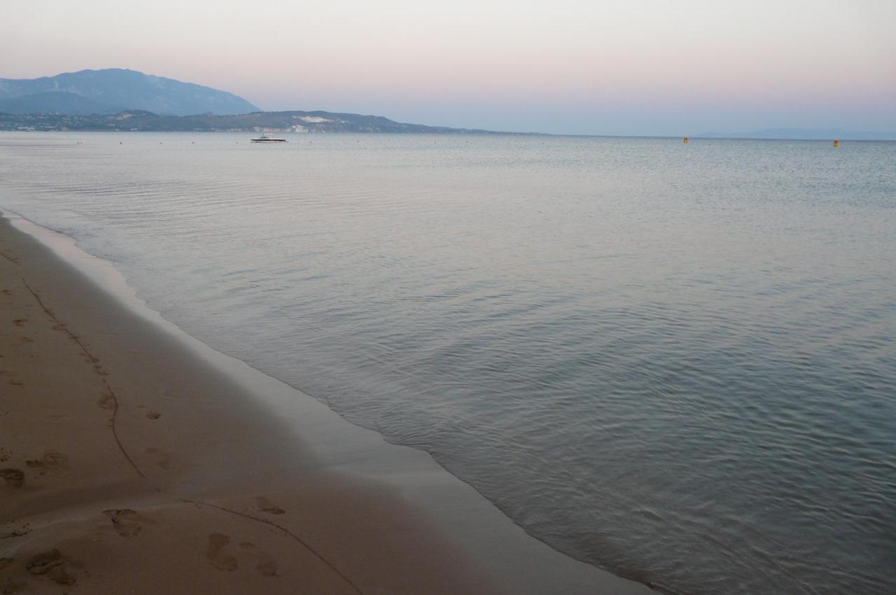 Xi Beach Villa Emmanouela מראה חיצוני תמונה